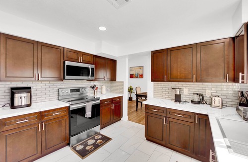 Las Vegas House | Remodeled; 8 min. to Strip; modern 4 BR 3 BA house; EV charging; 10,000 ft lot.