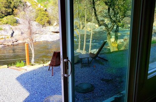 Three Rivers House | Retro River House! Waterfront, Firepit, BBQ, Gameroom, 1 min to Sequoia Park.