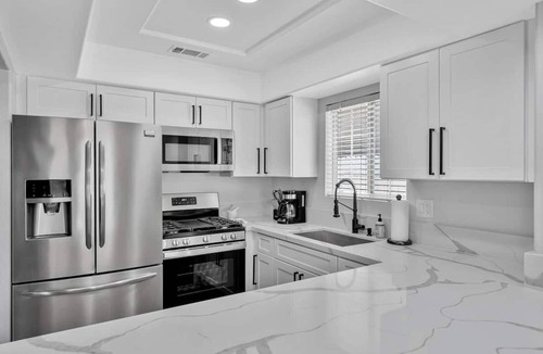 Belmont Shore House | Right By The Sand, Entire 3-Bedroom House In Belmont Shore