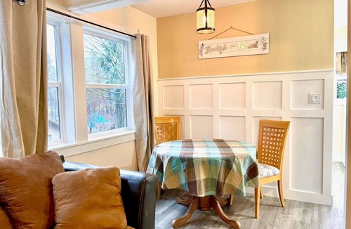 Vida Cabin | River Access! King bed, deck & view - 2 bedroom.