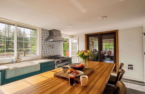 Carlton House | River's Edge Ranch - 3BR riverside ranch house