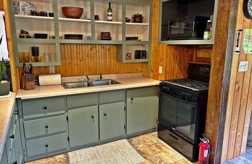 Tomahawk House | Riverfront Cabin – Kayaks, Sunset Views & Charm