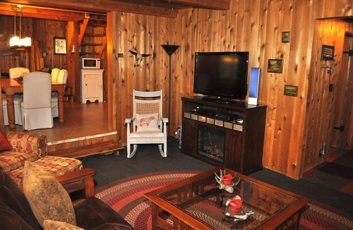 Greenwater Cabin | Riverfront- Hot Tub