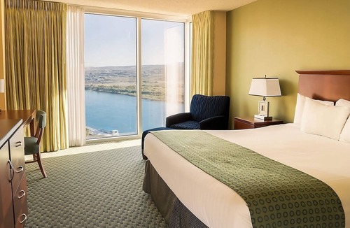 Laughlin Hotel | Riverview King Room | Aquarius Casino Resort | Colorado River View
