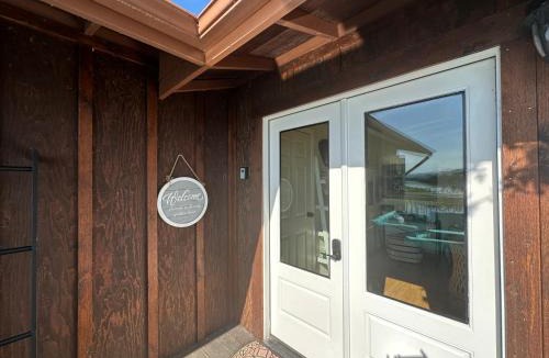 Lower Lake House | RnR on the Lake - an oasis in nature!