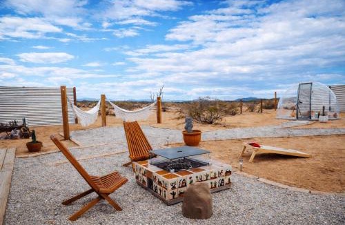 Joshua Tree House | Romantic Desert Retreat - Stargazing Dome, Hot Tub, Fire Pit, Hammocks, Cowboy Pool