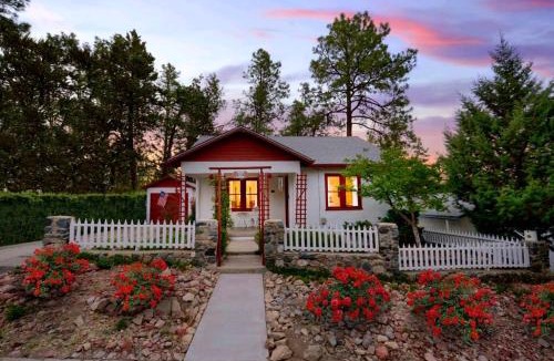 Prescott House | Romantic Escape+Close Walk To Town+Hot Tub+Pets OK