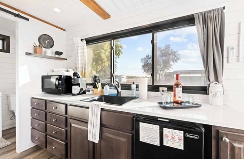 Tulare House | Rooftop Spa! Tiny Home on the Farm
