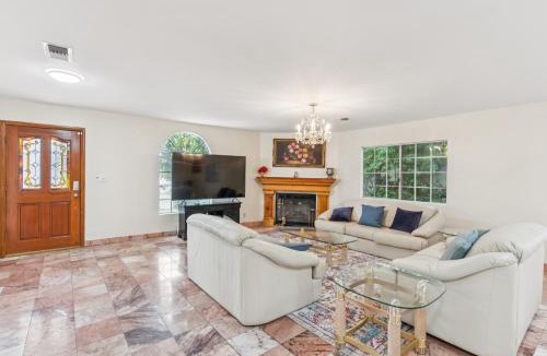 Los Feliz House | Russell House Near Hollywood & Griffith Park