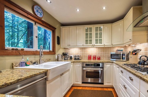 Northwood House | Russian River Retreat! Near Golf! Hot Tub~DogsOK! Little Red House +