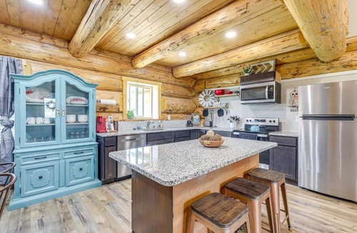 Gusher House | 'Rustic Cliff Ranch' in Uintah Basin: Dogs Welcome