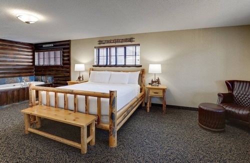 Moline Hotel | Rustic Elegance near Mississippi River, Heated Inside Pool | 3 Units