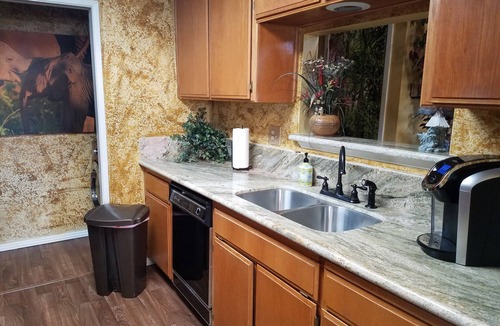 Greenacres Condo | Safari Condo Pool/Jacuzzi/Shopping & Restaurants Across The Street