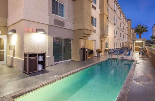 Anaheim Resort Hotel | Say Hi to Mickey! Unit with Full Kitchen Close to Disneyland, Pool!