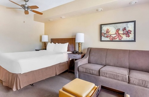 Oak Creek Hotel | Scenic Escape Ideal for Romantic Couple w/Private Terrace in Heart of Red Rocks