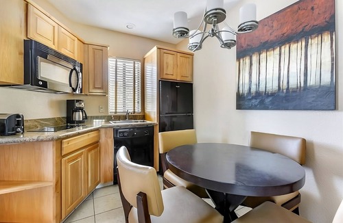 Oak Creek Hotel | Scenic Escape Ideal for Romantic Couple w/Private Terrace in Heart of Red Rocks