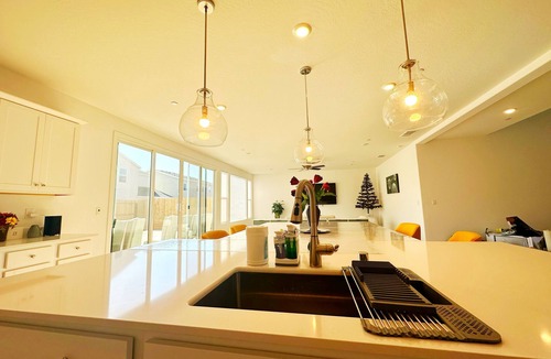 Visalia House | Sequoia Riverway Retreat, Visalia Central Home 4BR, 2.5 BTH. 45 mins to Sequoia