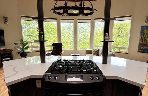 Three Rivers House | Sequoia View Yurt Round House ~ Couple’s Romantic Retreat ~ Hot Tub