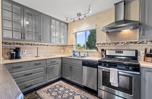 West Sedona House | Serene Home ~ Sleeps 16 ~ Kings & Queens~ 2 Kitchens~ Hot Tub ~ Starlink Wifi