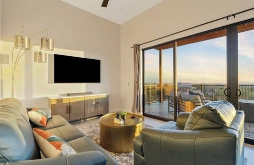 East Mesa House | Serene Mountain Retreat: Luxury Guest House with Stunning Views