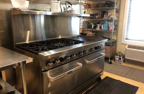 North San Juan House | Serene Spacious Cabin with Hot Tub for an Unforgettable Group Trip in North San Juan, California