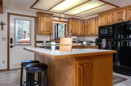 Munds Park Ski Chalet | Shadow Rock Chalet with Spa, Spa Deck, Fenced Yard, Pool Table, Game Room & more