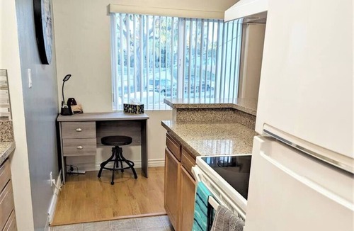 Belmont Shore Apartment | Shaggy Seahorse:Beach-Bay-2ndSt-Fast Wi-Fi-Pets OK