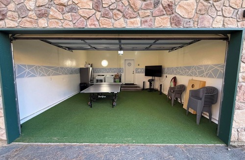 Shaver Lake Cabin | Sierra Chalet has 6 bedrooms, 4 full bathrooms, and 13 beds and driveway.