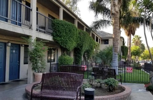 Bloomington Hotel | Sierra Crossing Motel