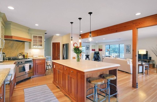 Montecito House | Sierra Skies - 4BR Montecito Retreat w/Hot Tub + Views + Close to Beach + Town