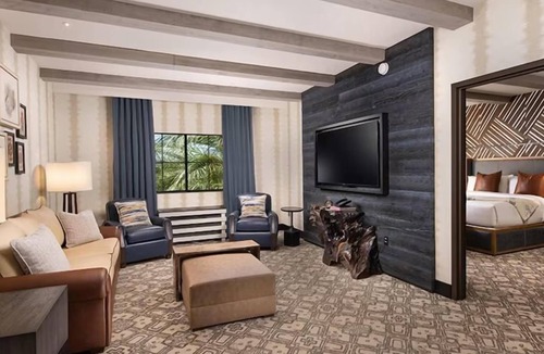 Enterprise Hotel | Silverton Hotel and Casino, Luxe Lodge Suite