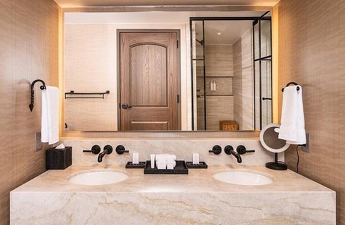Enterprise Hotel | Silverton Hotel and Casino, Luxe Lodge Suite