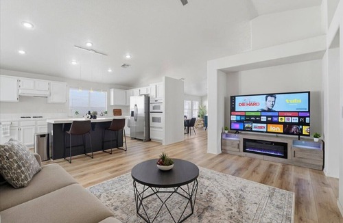 Regency Hills House | Single story 3-bedroom house with AC serene Henderson Retreat