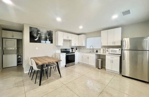 Chinatown Cottage | Single story Casita, 2 car parking, 5 min to strip