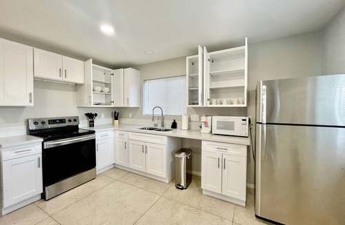 Chinatown Cottage | Single story Casita, 2 car parking, 5 min to strip