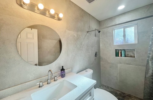 Chinatown Cottage | Single story Casita, 2 car parking, 5 min to strip
