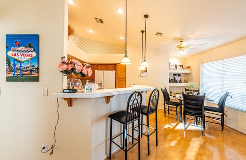 Spring Valley House | Single Story Home ! 4K beds! w/strip view, 15min to strip/conv. & Airport.