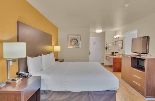 Vallejo Hotel | Six Flags 1 KingBed w/Breakfast & Pool