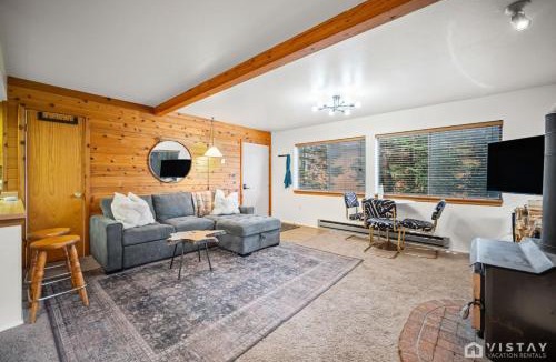 Brian Head Apartment | Ski Hill Views and Cozy Fireplace in Brianhead