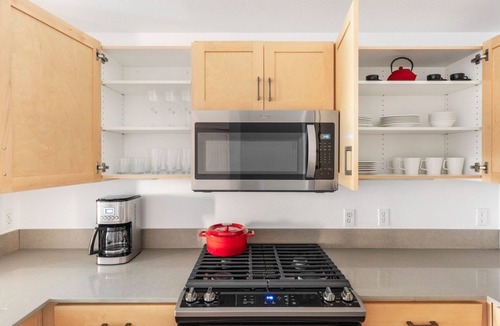 Hollywood Apartment | Sleek Hollywood 1BR w/Gym, Pool & Spa, nr. Sunset Blvd, by Blueground