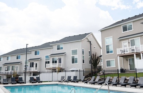 Herriman House | ⭐️Sleeps 10⭐️ Pool and workout room access⭐️