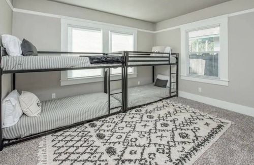 Raisin House | Sleeps 12 (w/Bunk Beds) : Pink Door Dream Home!