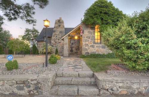 West University House | Sleeps 23~Downtown~Historic Stone Minerva Estate