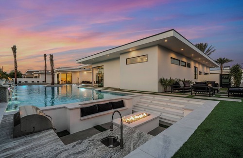 Indio House | Sleeps 25 | 2 Luxury Villas w/Pool + Spa, Putting Green | Bravo by AvantStay