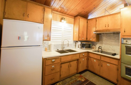 Whispering Forest Cabin | Snowridge - Walk to Oktoberfest & Snow Play, Fireplace, Deck, Barbecue