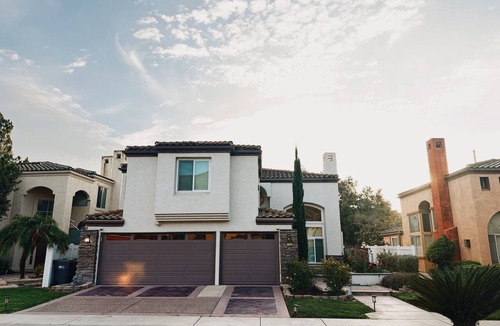 Corona House | SoCal, Spacious, Modern, Beautiful, 4 Bed, 2.5 Bath, Backyard, Family-Friendly