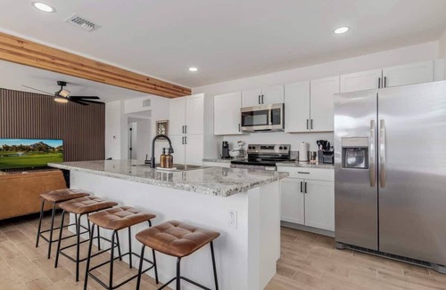 Peter Howell House | Soorya Hacienda 5 Bed 4 bath and Close to UofA
