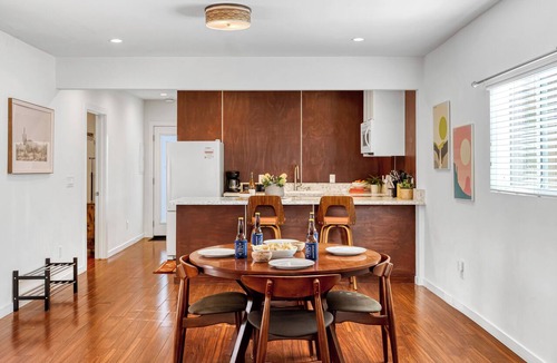 Hollywood Hotel | Southwest by AvantStay | Heart of Hollywood | Remodeled 1920s Bungalow