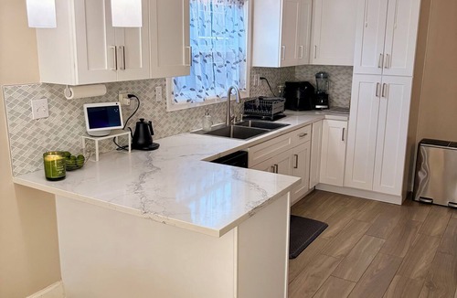 Circle Area House | Spacious 2BR/2BA+Den. AC, Private Patio & Parking