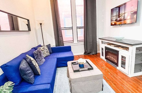 Gaslamp Quarter Hotel | Spacious 2BR 700 sq ft suite with free parking, steps to the Convention Center and Gaslamp dining. Ideal for business or group travel.